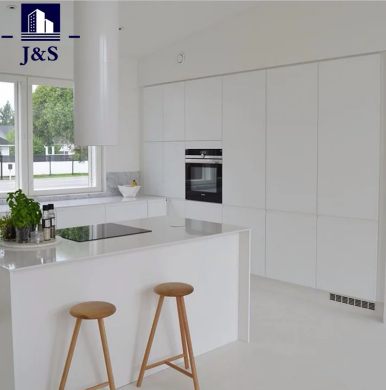 ¿Cómo transforma una cocina moderna con gabinetes blancos la vida cotidiana?