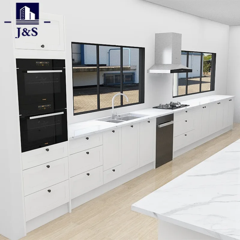 Cocina estilo shaker blanca con isla de mármol